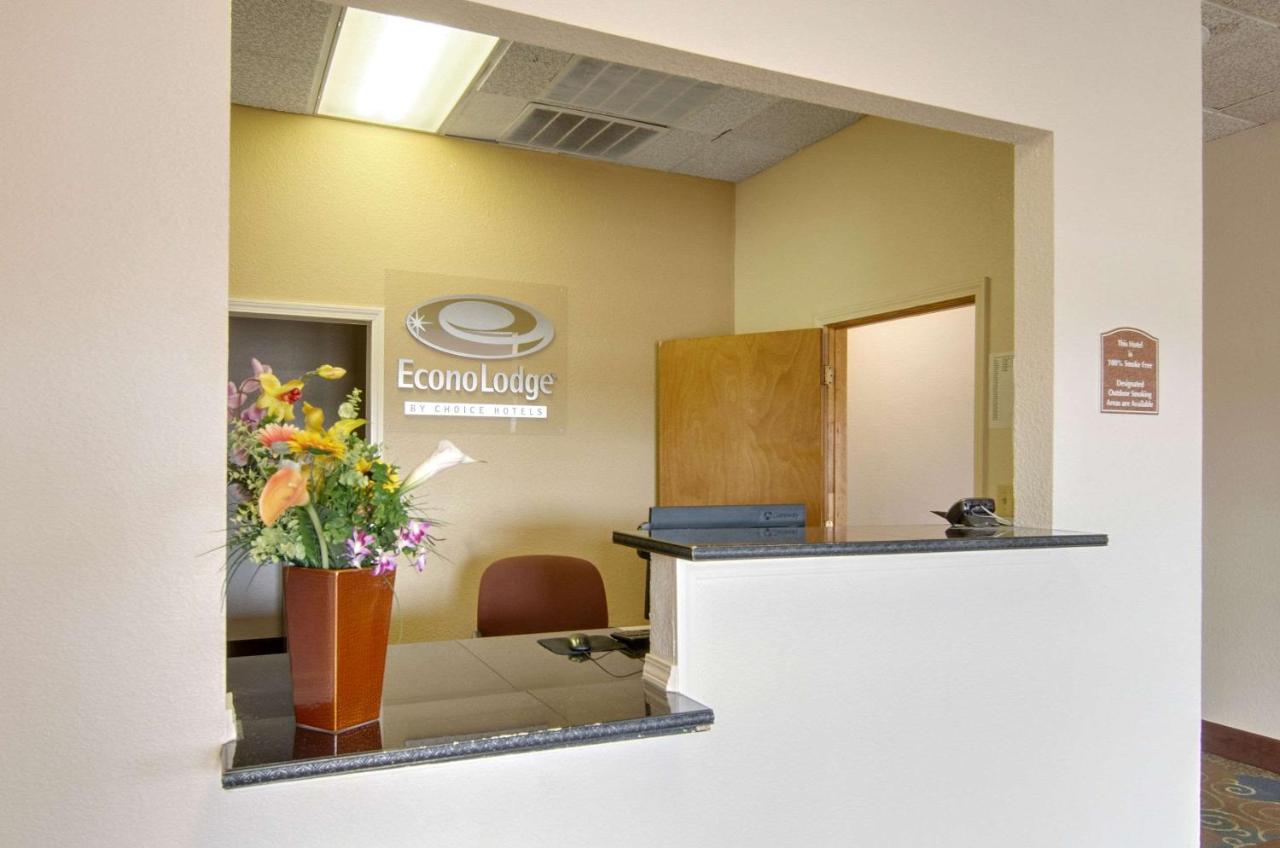 Americas Best Value Inn Salina Bagian luar foto